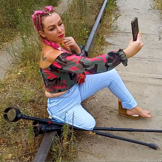 Amputee model Carolina SAK jeans cleaning